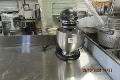 1 batteur de table KITCHENAID classique.