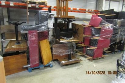 1 lot de mobilier de salle comprenant : 18...