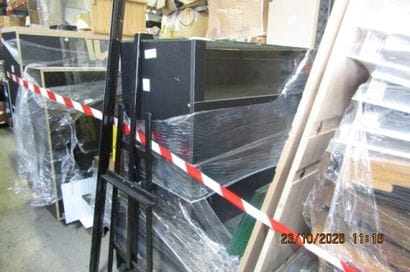 1 ensemble meuble vitrine + 2 présentoirs...