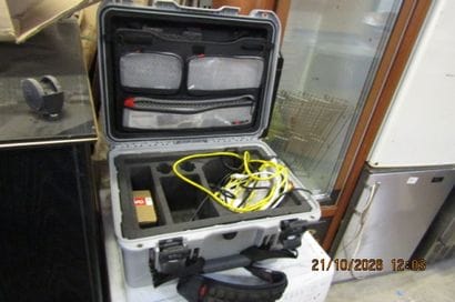 1 valise avec 1 lot de câbles réseau.