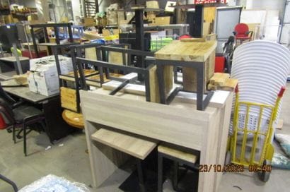1 lot de mobilier de salle comprenant : 2...