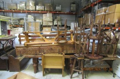 1 lot de tables dépareillées comprenant 1...