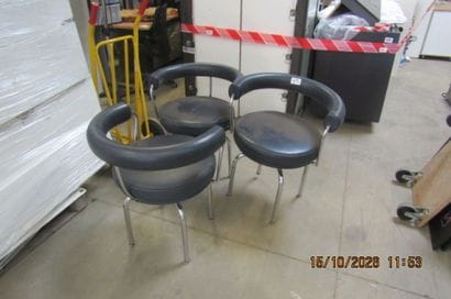 3 fauteuils en arrondi en skaï noir.