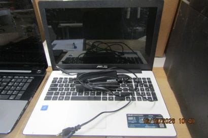 1 ordinateur portable ASUS X553M.