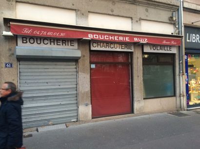 VENTE AUX ENCHERES PUBLIQUES D’UN FONDS DE COMMERCE A DESTINATION ACTUELLE DE BOUCHERIE - CHARCUTERIE ET MODIDIFEE ET ACCEPTEE A DESTINATION DE GLACIER - POISSONNERIE LJ BOUCHERIE RUIZ